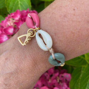 Pulsera Virgen con conchas acrílicas
