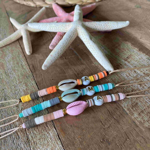 Pulsera concha con inicial y arcilla polimerica - Imagen 2