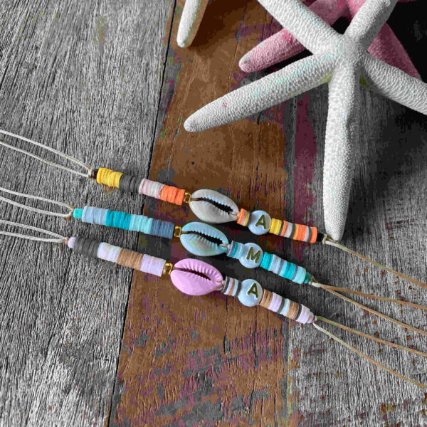 Pulsera concha con inicial y arcilla polimerica