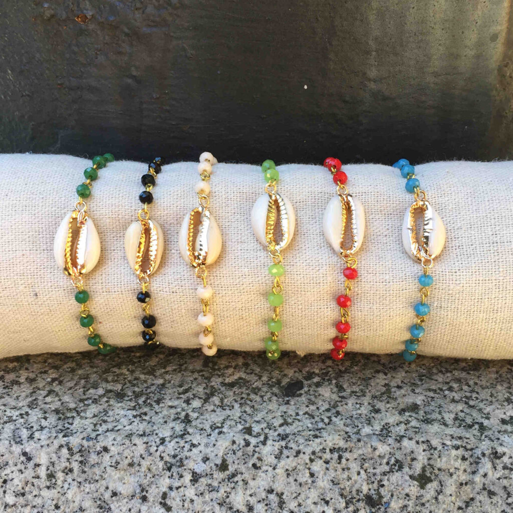 Pulsera concha borde dorado  con cadena cristales