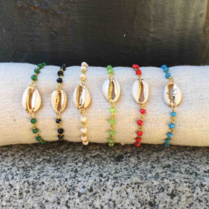 Pulsera concha borde dorado  con cadena cristales