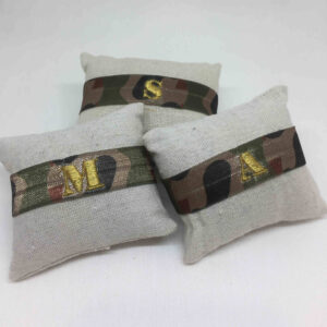 Pulsera elástica camuflaje inicial bordada