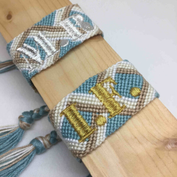 Pulsera nudos macrame con iniciales bordadas - Imagen 4