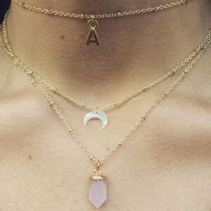 Trío de gargantillas con inicial, cuerno y pirámide