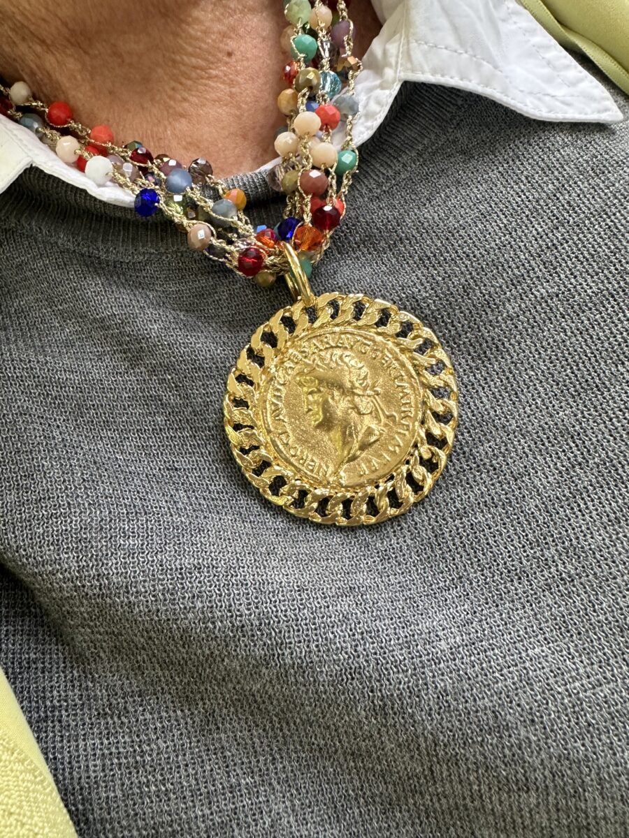 Collar Multicolor con medalla metal
