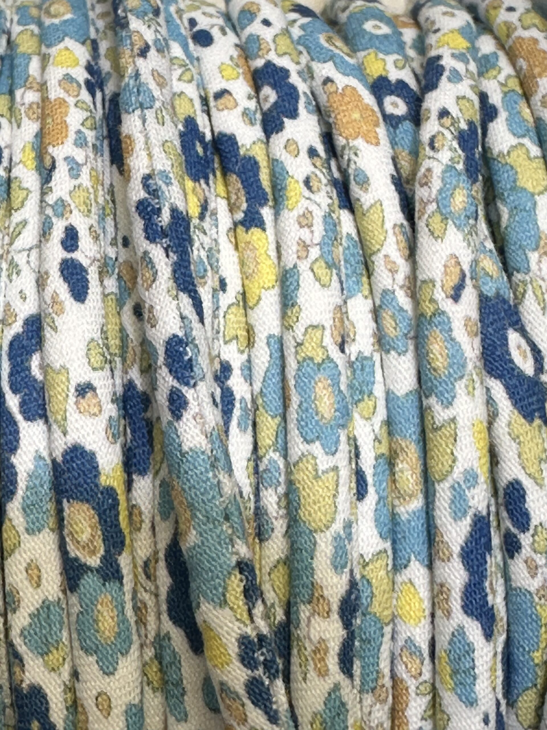 CORDON FLORES AZULES 6MM scaled -Bisutería artesanal la Tienda de Ali Pulsera virgen de Covadonga cordón flores - Imagen 6