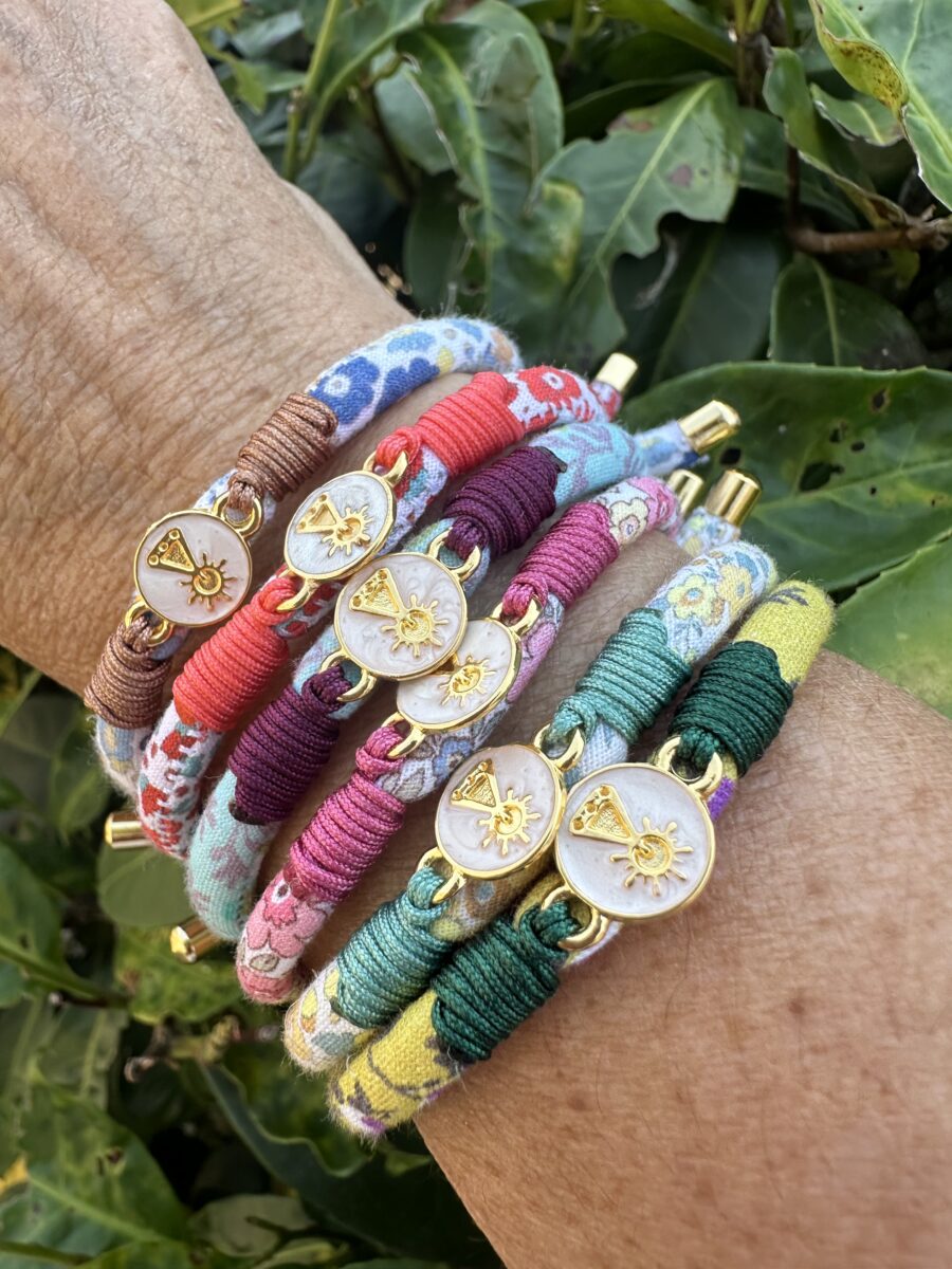 Pulsera virgen de Covadonga cordón flores