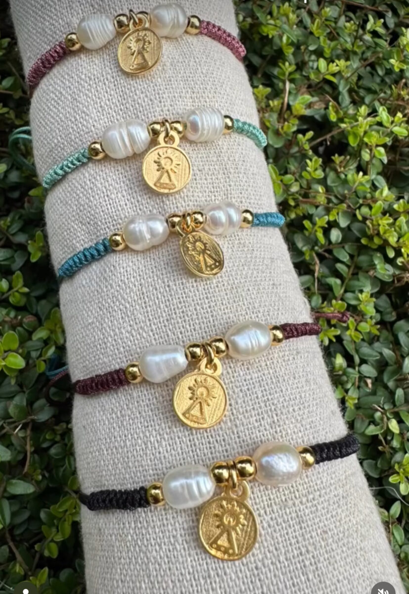 Pulsera virgen de Covadonga con perlas de rio