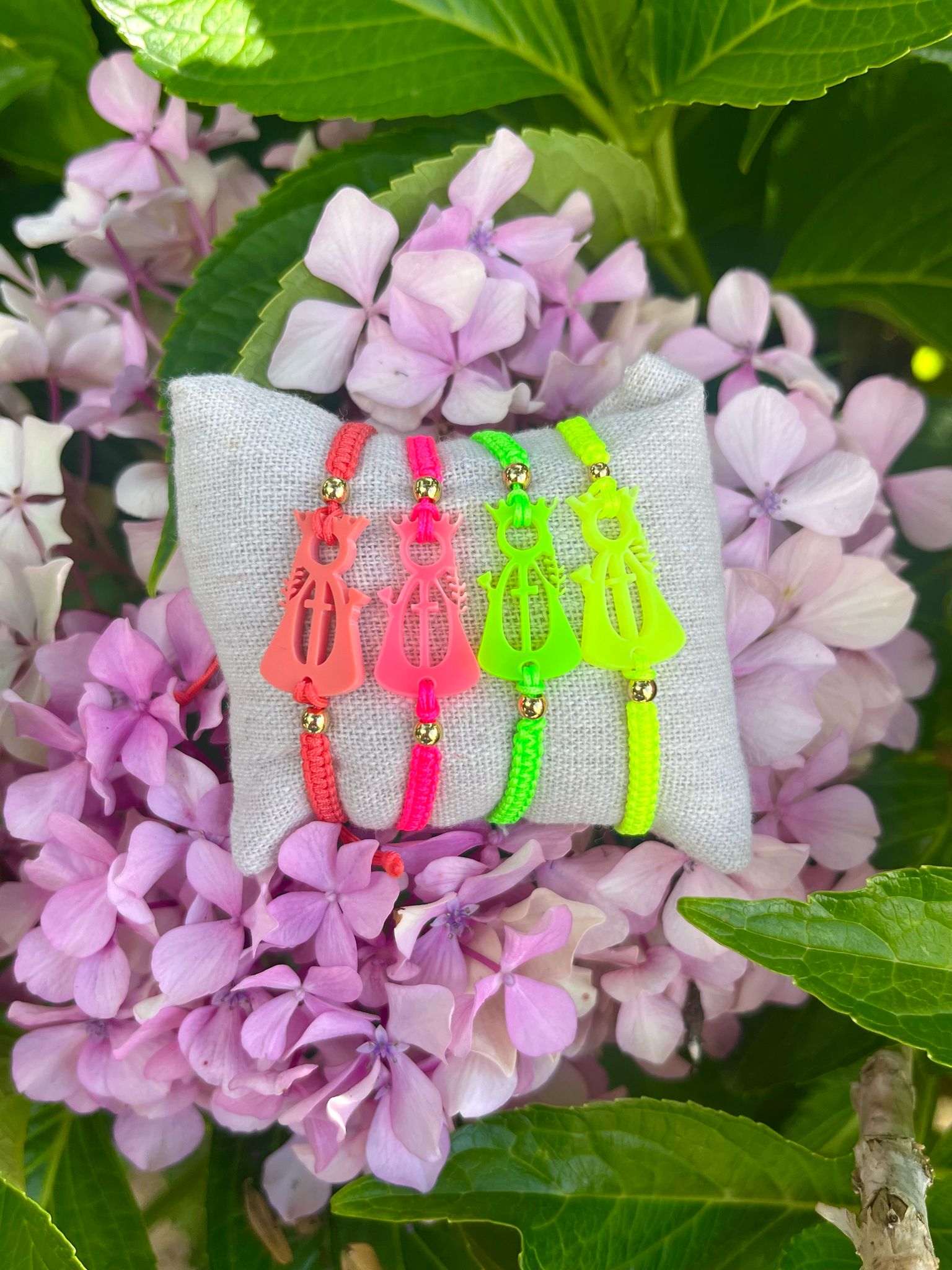 PULSERA VIRGEN SANTA BARBARA METACRILATO FLUOR -Bisutería artesanal la Tienda de Ali Pulsera Virgen Santa Barbara - Imagen 2