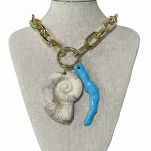 Collar cadena con caracola y coral azul de resina