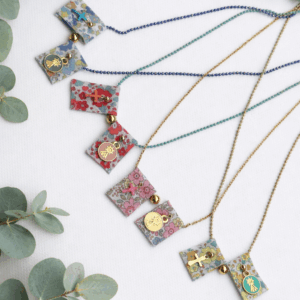 Collar escapulario flores