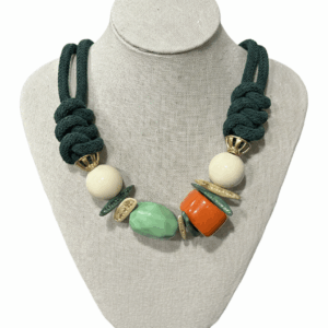 Collar cordon con piezas de resina y huesos de pez