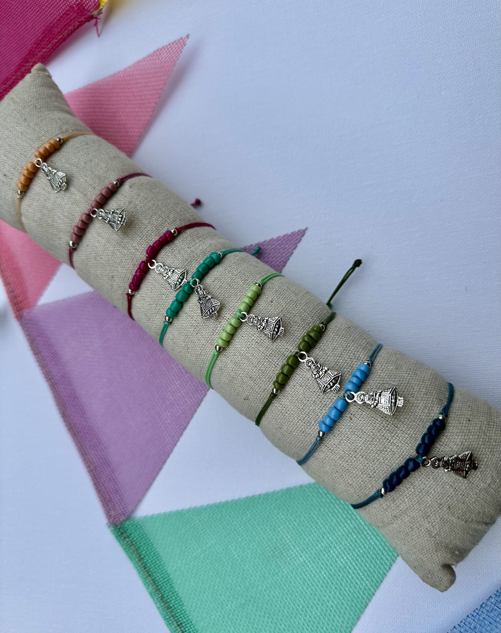 PULSERA ABALORIOS CON VIRGEN PLATEADA scaled -Bisutería artesanal la Tienda de Ali Pack 15 Pulseras abalorio con virgen metal