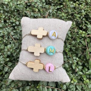 Pack 15 Pulseras cruz madera con inicial en Resina
