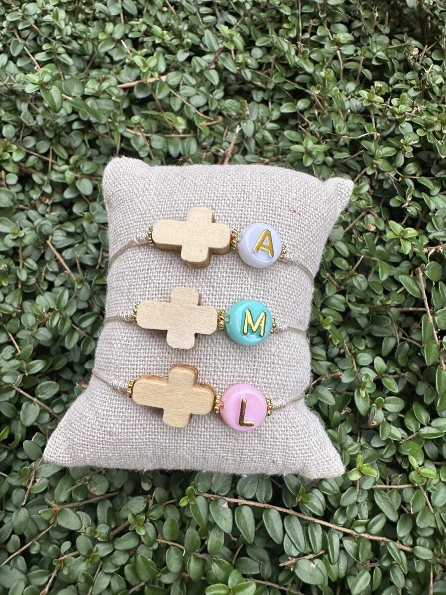 Pack 15 Pulseras cruz madera con inicial en Resina