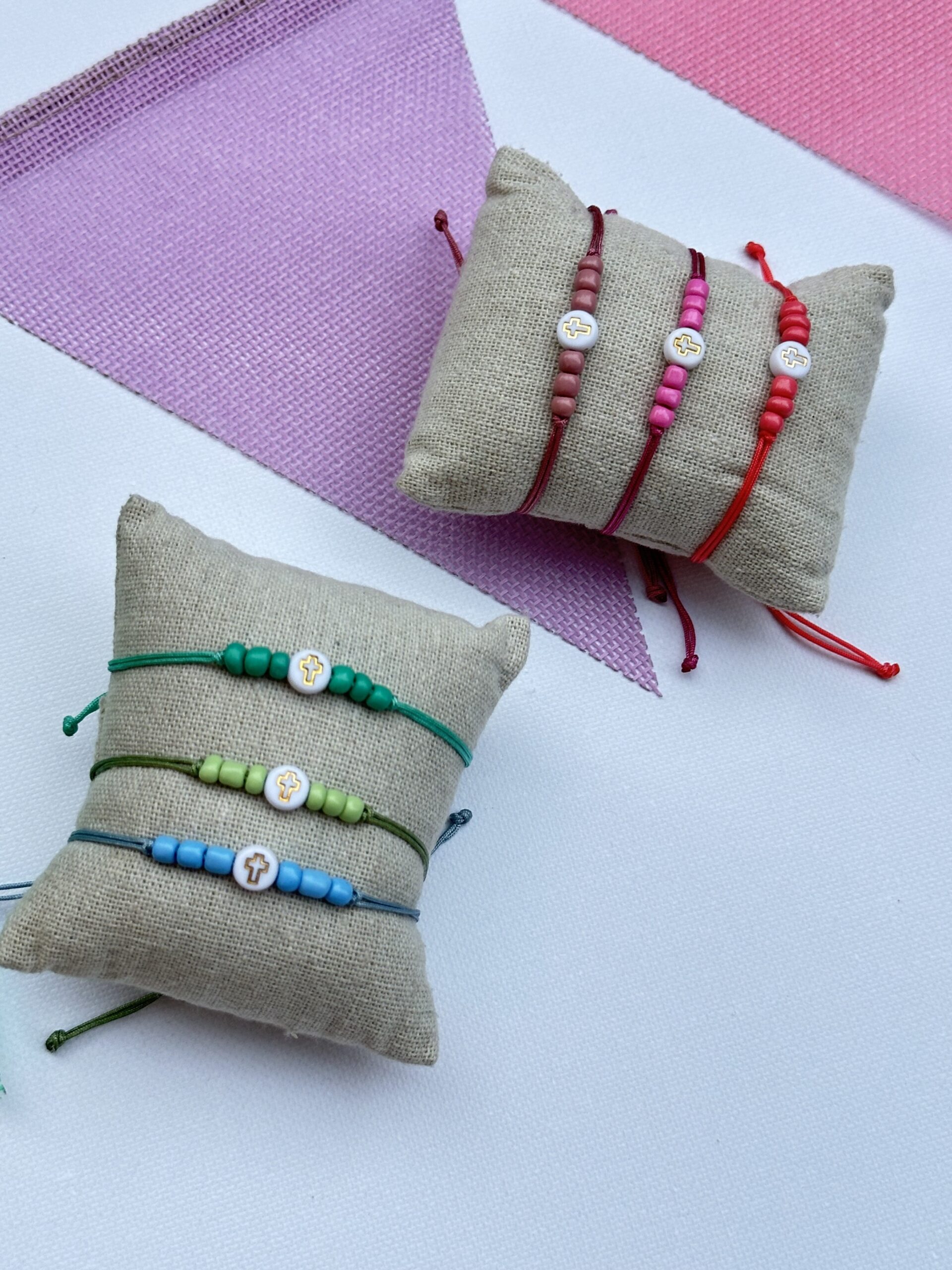 PULSERA CRUZ RESINA Y ABALORIOS 1 scaled -Bisutería artesanal la Tienda de Ali Pack 15 Pulseras cruz resina con abalorios