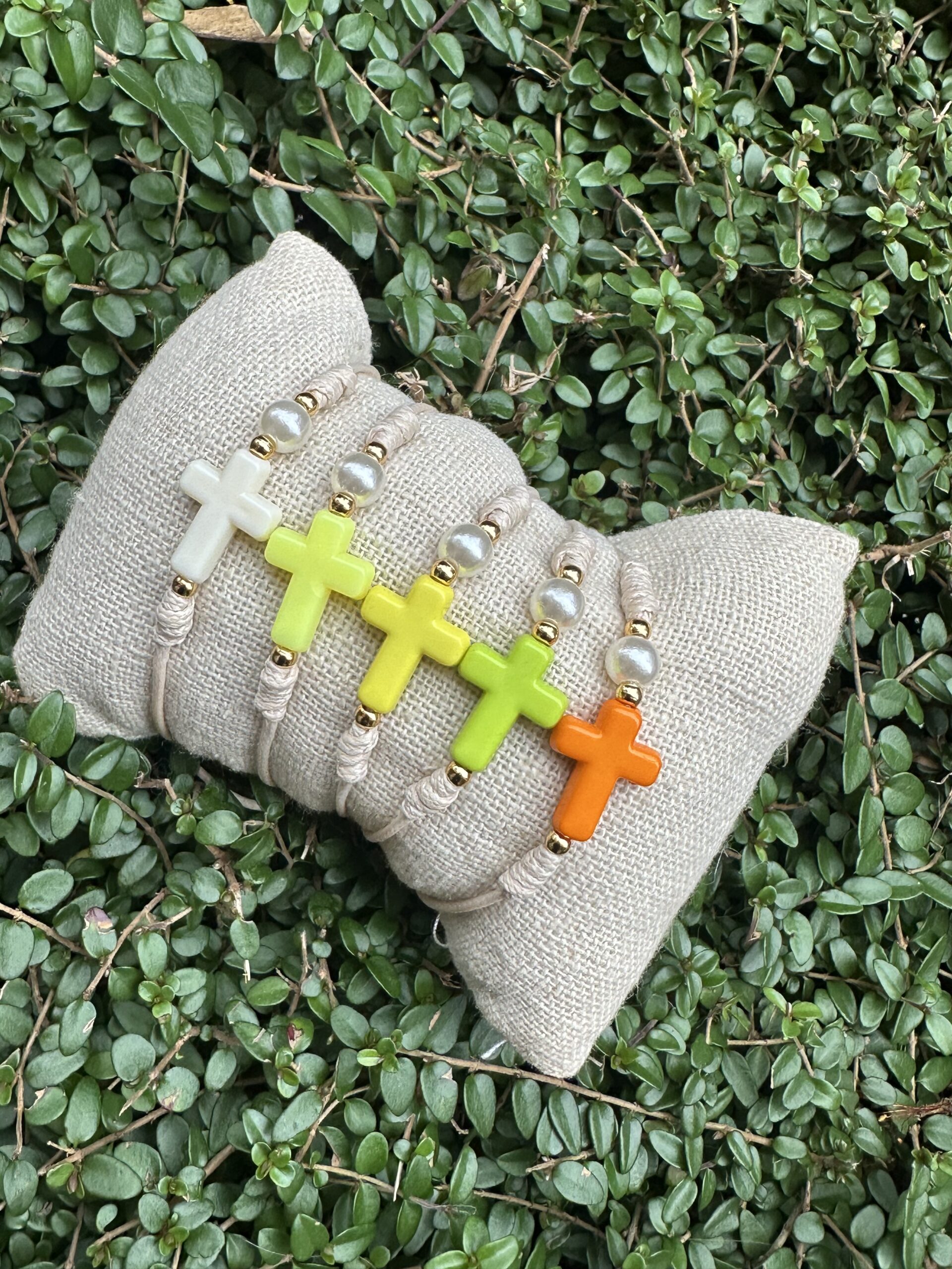 PULSERA CRUZ Y PERLA DE RESINA 1 scaled -Bisutería artesanal la Tienda de Ali Pack 15 Pulseras cruz y perla de resina - Imagen 2