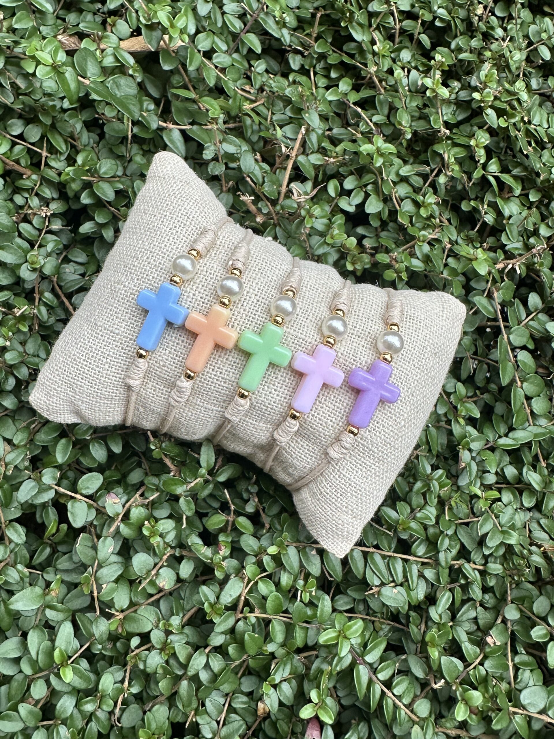 PULSERA CRUZ Y PERLA DE RESINA 2 scaled -Bisutería artesanal la Tienda de Ali Pack 15 Pulseras cruz y perla de resina - Imagen 3