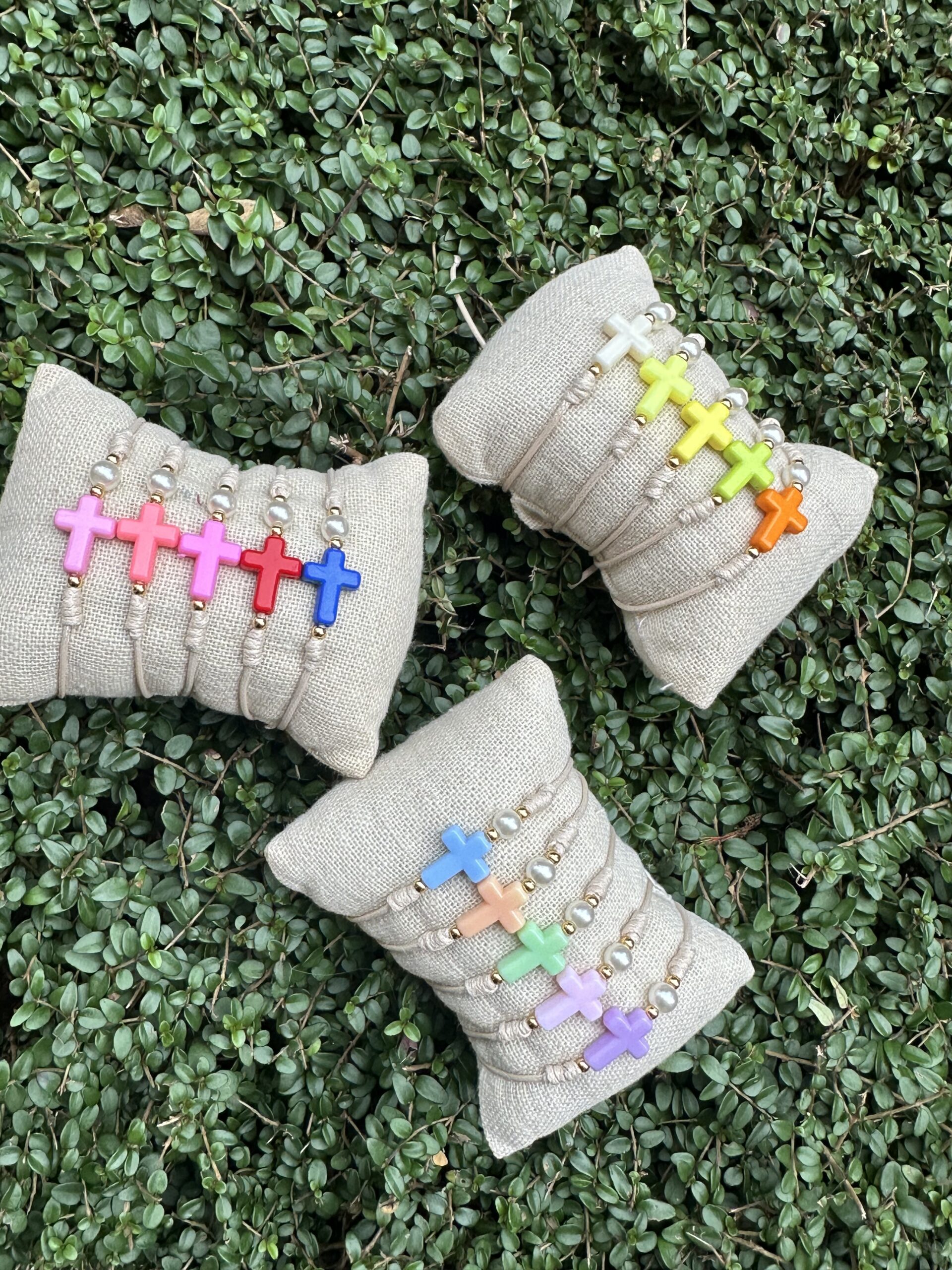 PULSERA CRUZ Y PERLA DE RESINA 3 scaled -Bisutería artesanal la Tienda de Ali Pack 15 Pulseras cruz y perla de resina