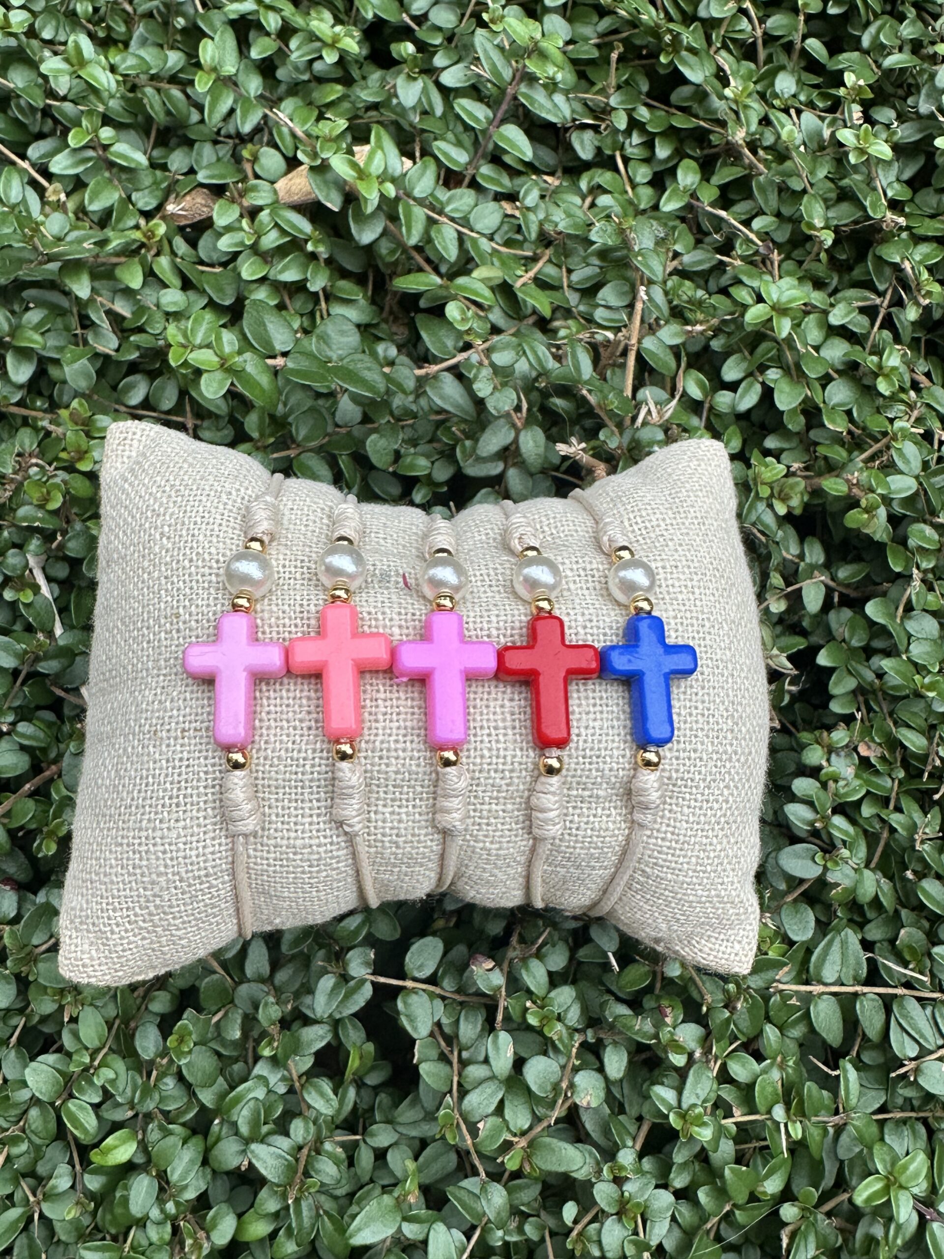 PULSERA CRUZ Y PERLA DE RESINA 4 scaled -Bisutería artesanal la Tienda de Ali Pack 15 Pulseras cruz y perla de resina - Imagen 4