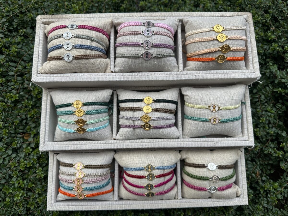 Pulsera Virgen Covadonga tejido macrame
