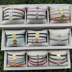 Pulsera Virgen Covadonga tejido macrame