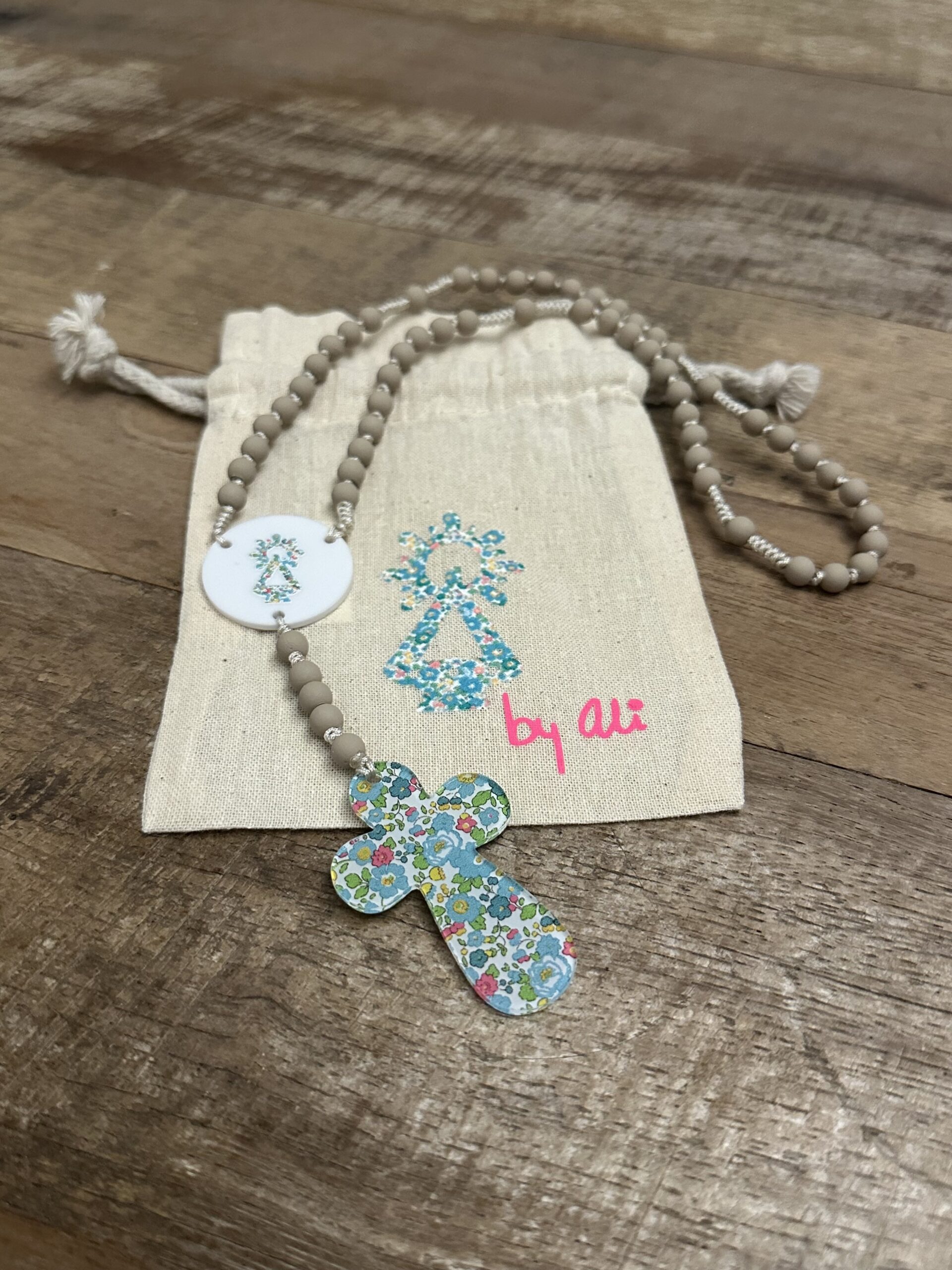 ROSARIO BEIGE scaled -Bisutería artesanal la Tienda de Ali Rosario con bolsita lino - Imagen 4