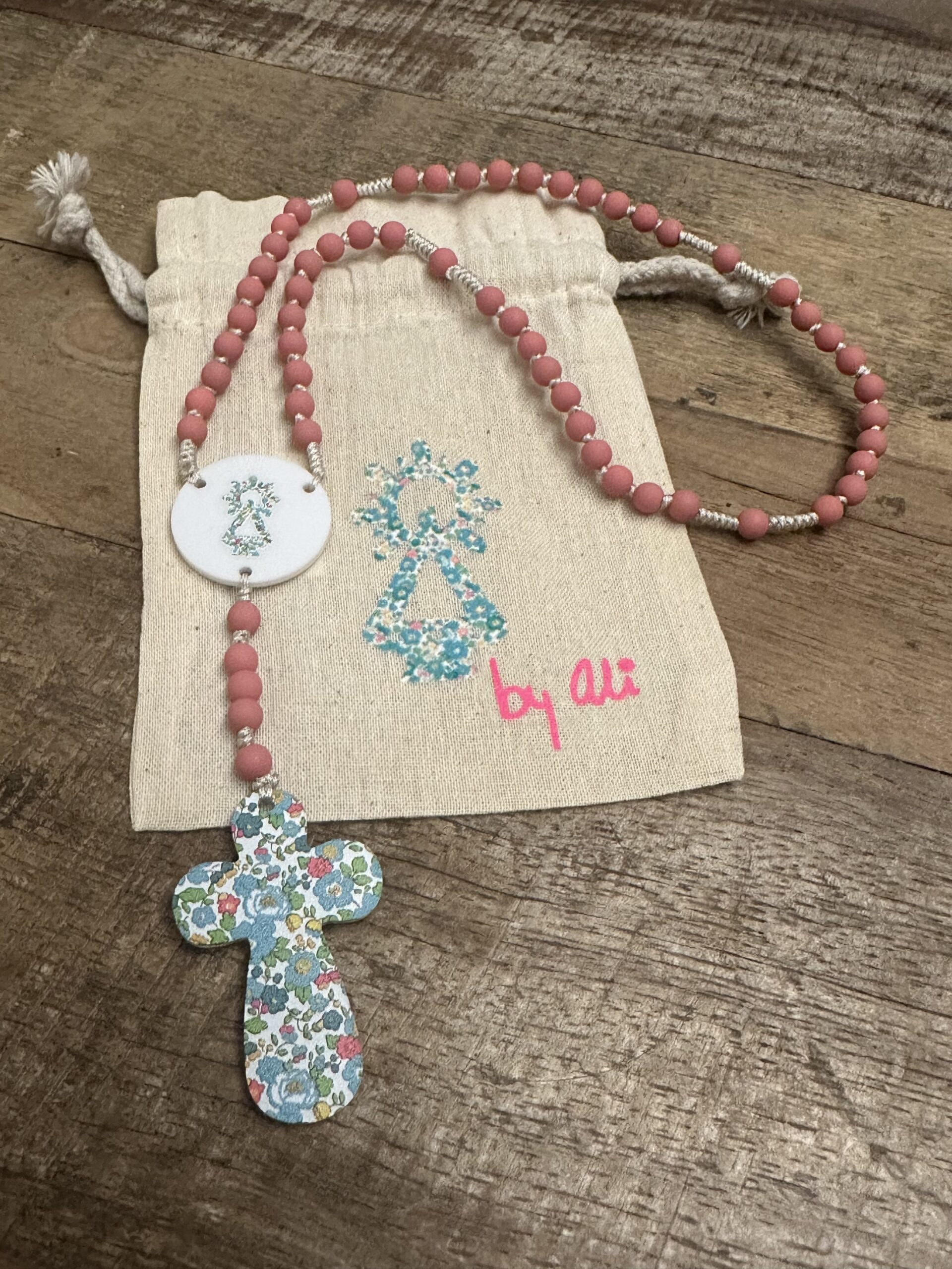 ROSARIO ROSA EMPOLVADO scaled -Bisutería artesanal la Tienda de Ali Rosario con bolsita lino