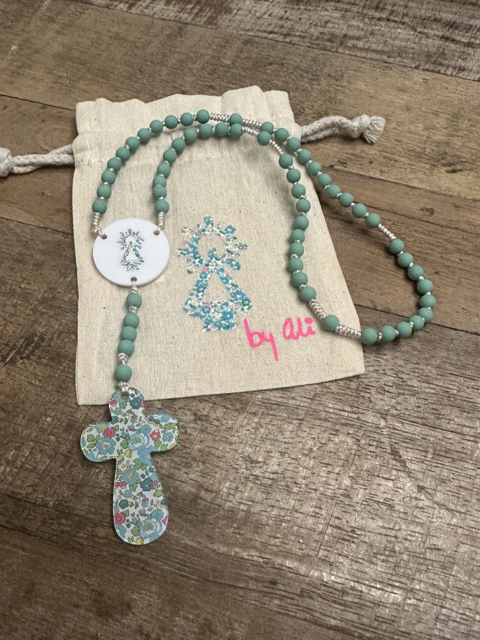 ROSARIO VERDE scaled -Bisutería artesanal la Tienda de Ali Rosario con bolsita lino - Imagen 8