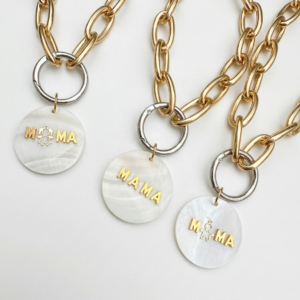 Collar cadena dorada con chapa nacar Mamá personalizado