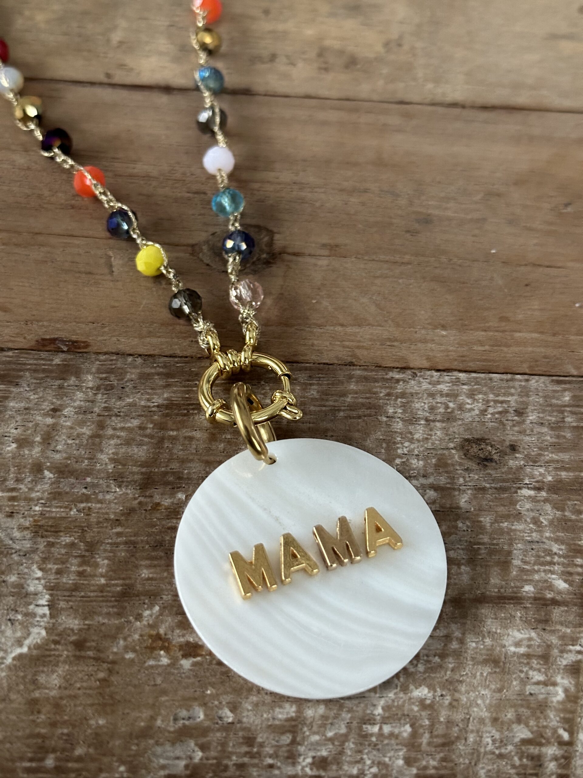 COLLAR CHAPA MAMA NACAR CON CRISTALES MULTICOLOR scaled -Bisutería artesanal la Tienda de Ali Collar cristales multicolor con chapa Mamá personalizada