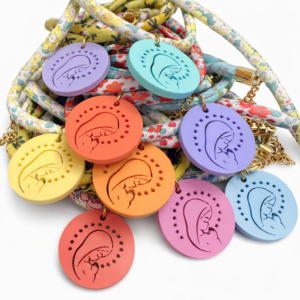 Collar cordon flores con chapa Virgen Niña