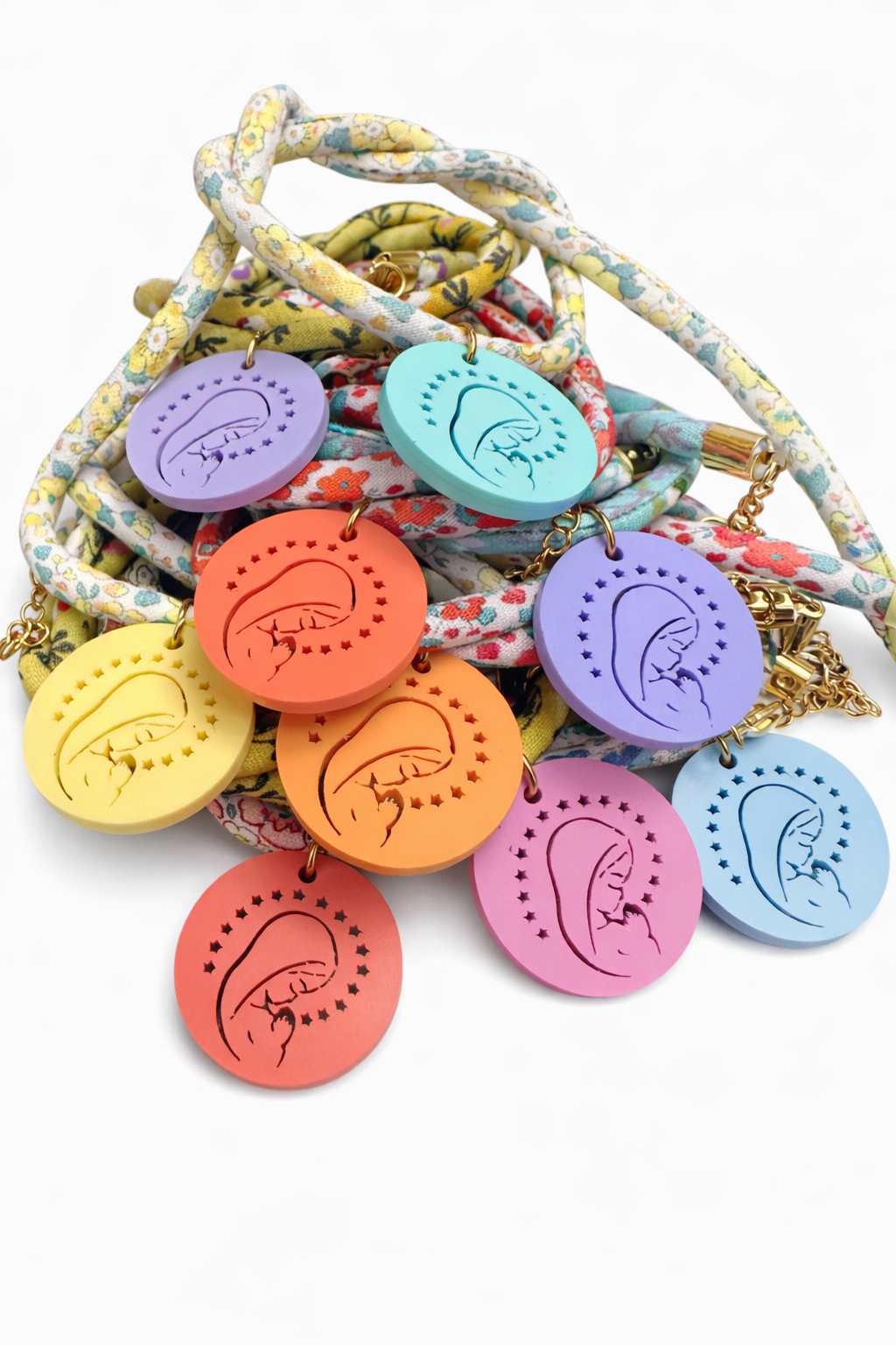 COLLARES CORDON FLORES CHAPAS VIRGEN NINA METACRILATO -Bisutería artesanal la Tienda de Ali Collar cordon flores con chapa Virgen Niña