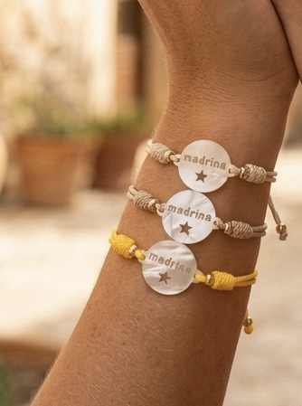 PULSERA CHAPA MADRINA TONOS AMARILLOS Y BEIGE -Bisutería artesanal la Tienda de Ali Pulsera Madrina Personalizada. - Imagen 4