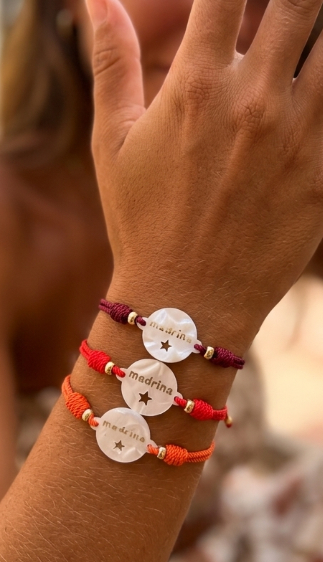 PULSERA CHAPA MADRINA TONOS ROJIZOS CORALES -Bisutería artesanal la Tienda de Ali Pulsera Madrina Personalizada.