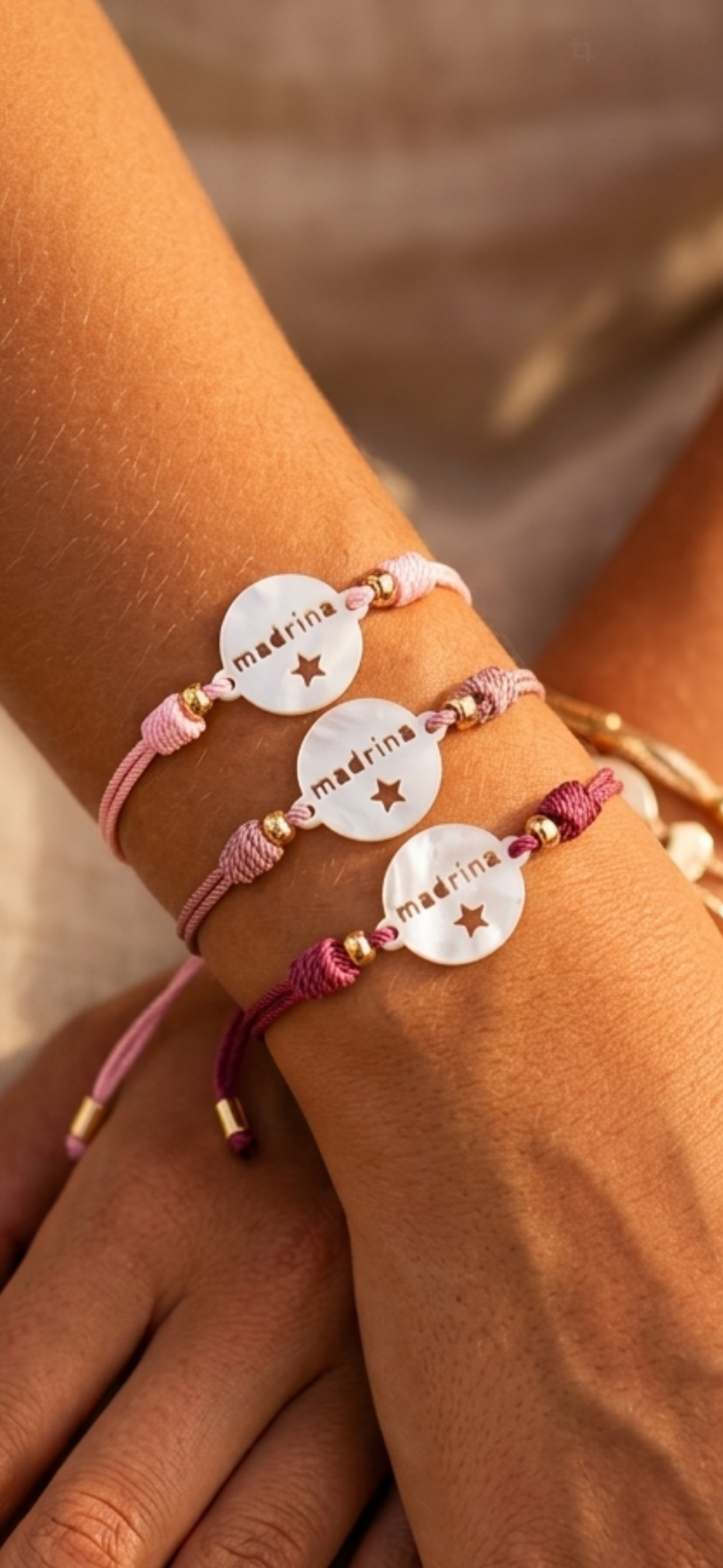 PULSERA CHAPA MADRINA TONOS ROSAS scaled -Bisutería artesanal la Tienda de Ali Pulsera Madrina Personalizada. - Imagen 6