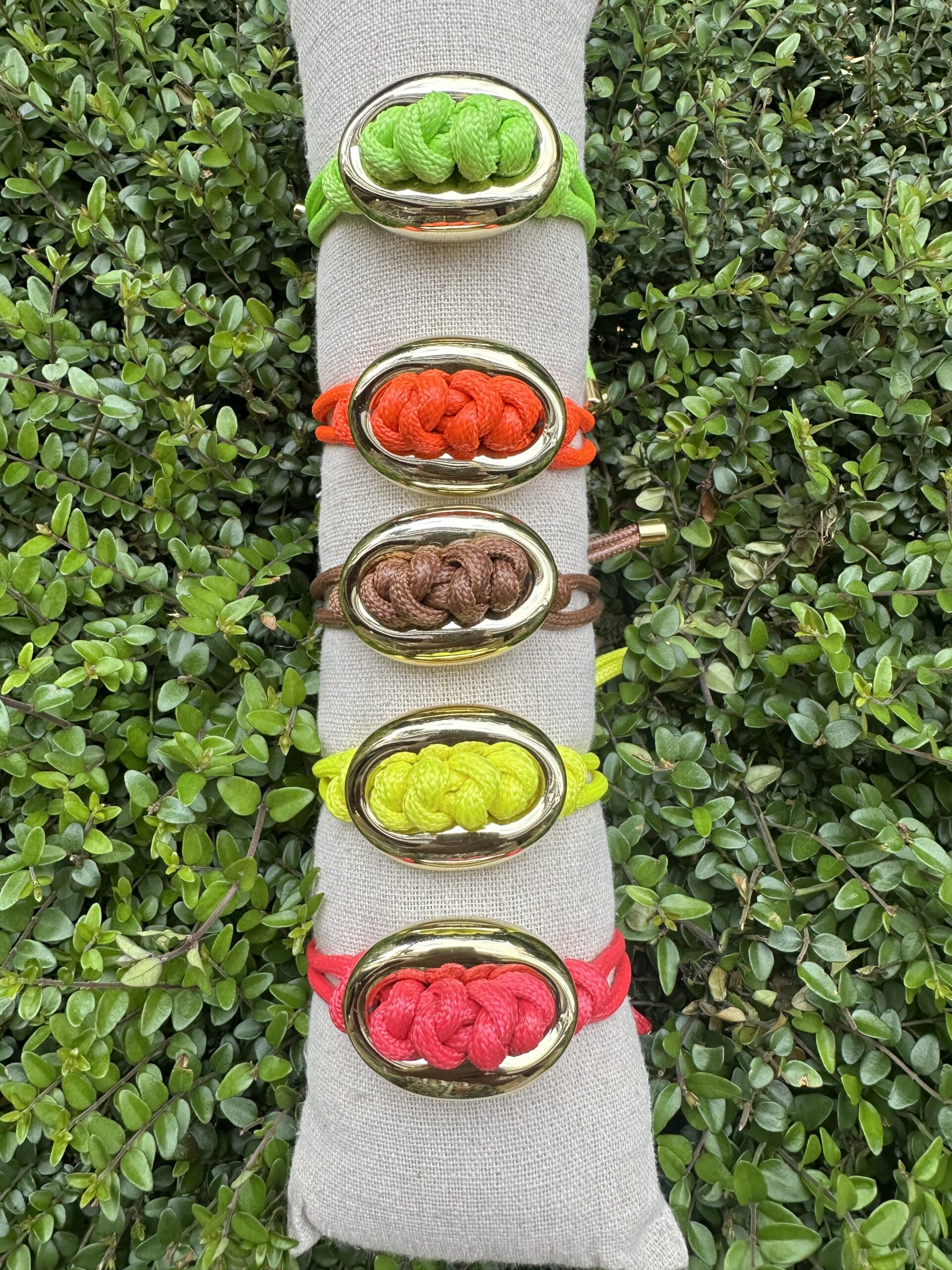 PULSERA CALABROTE ALGODON COLORES scaled -Bisutería artesanal la Tienda de Ali Pulsera calabrote dorado con cordón y nudos - Imagen 3