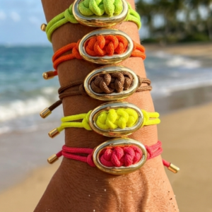 Pulsera calabrote dorado con cordón y nudos