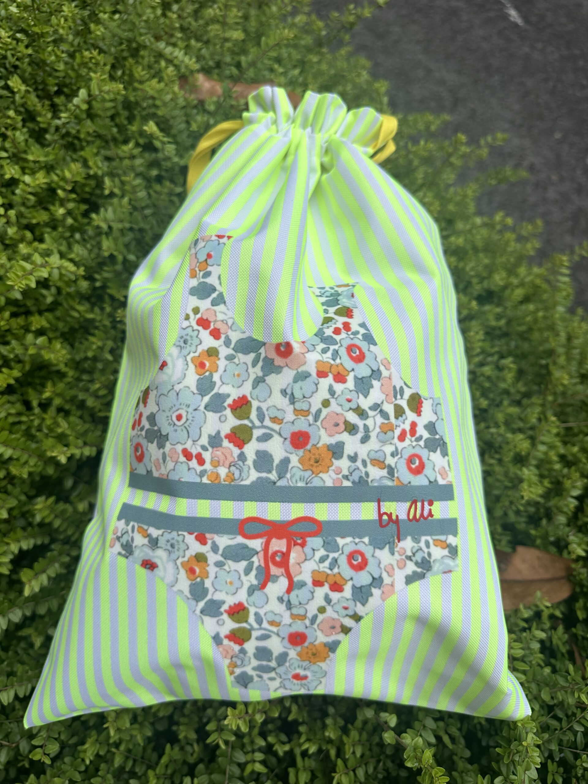 BOLSA AMARILLO IMPERMEABLE BIKINI scaled -Bisutería artesanal la Tienda de Ali Bolsa impermeable rayas - Imagen 2