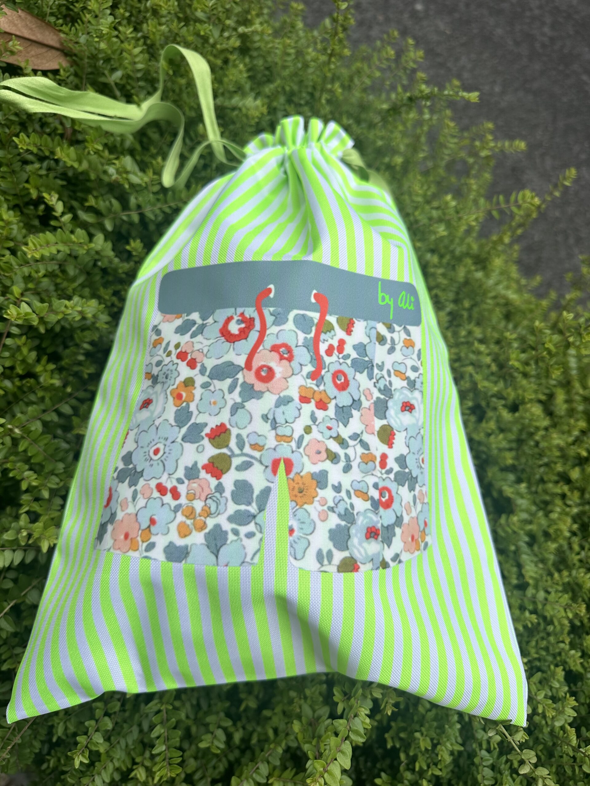 BOLSA IMPERMEABLE BANADOR AMARILLO scaled -Bisutería artesanal la Tienda de Ali Bolsa impermeable rayas - Imagen 3