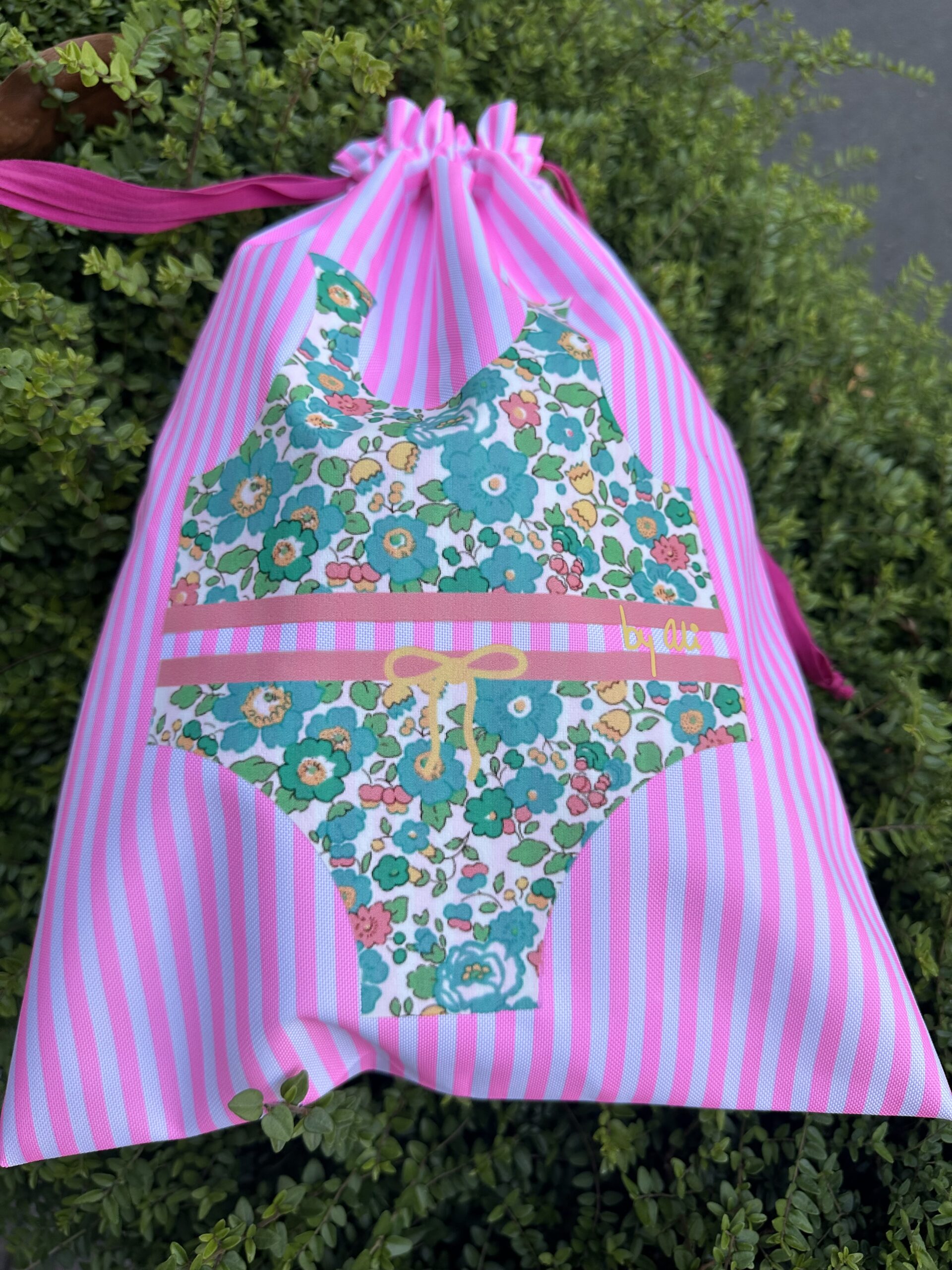 BOLSA IMPERMEABLE ROSA BIKINI scaled -Bisutería artesanal la Tienda de Ali Bolsa impermeable rayas - Imagen 4