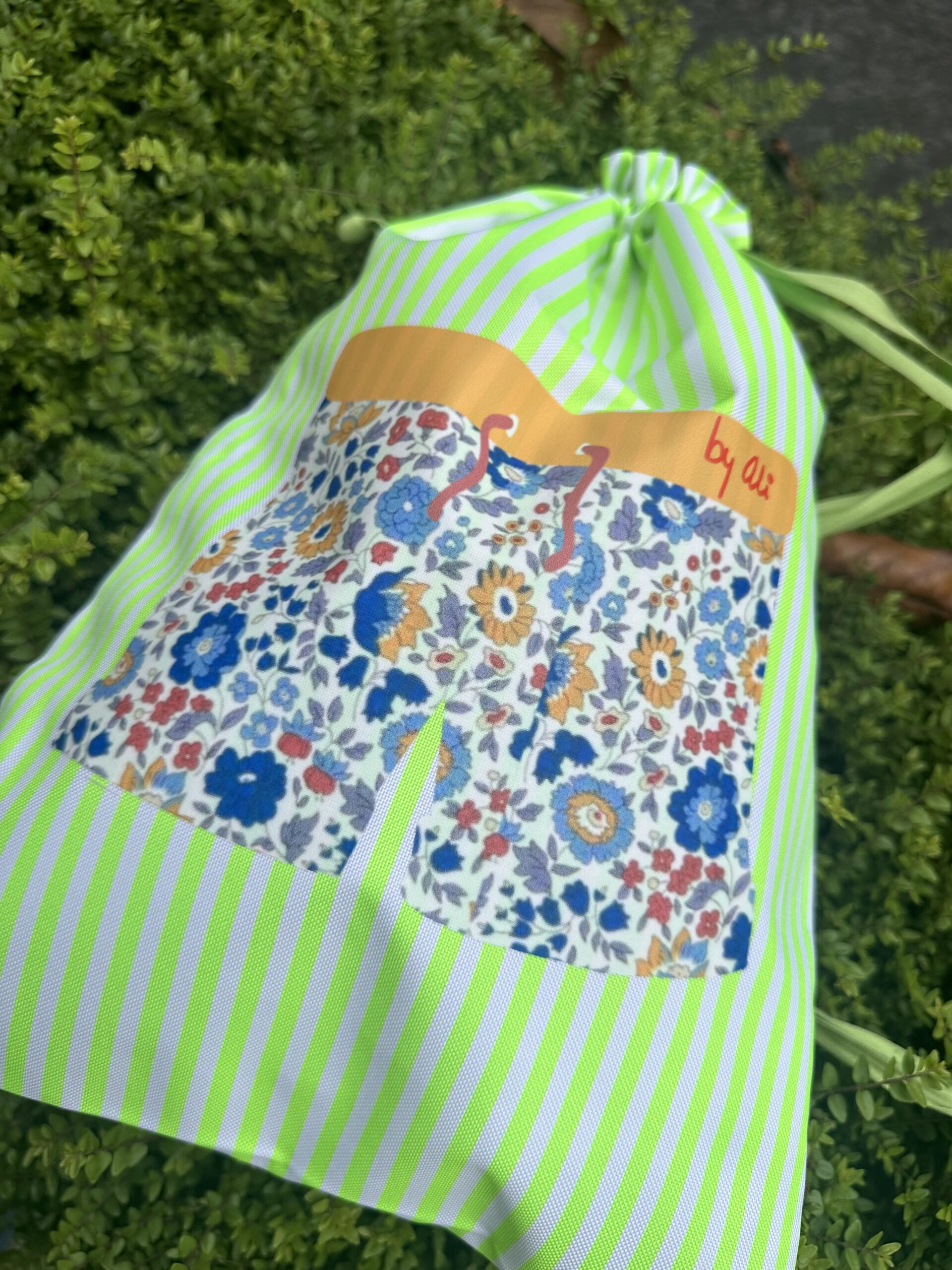 BOLSA IMPERMEABLE VERDE BANADOR scaled -Bisutería artesanal la Tienda de Ali Bolsa impermeable rayas - Imagen 5