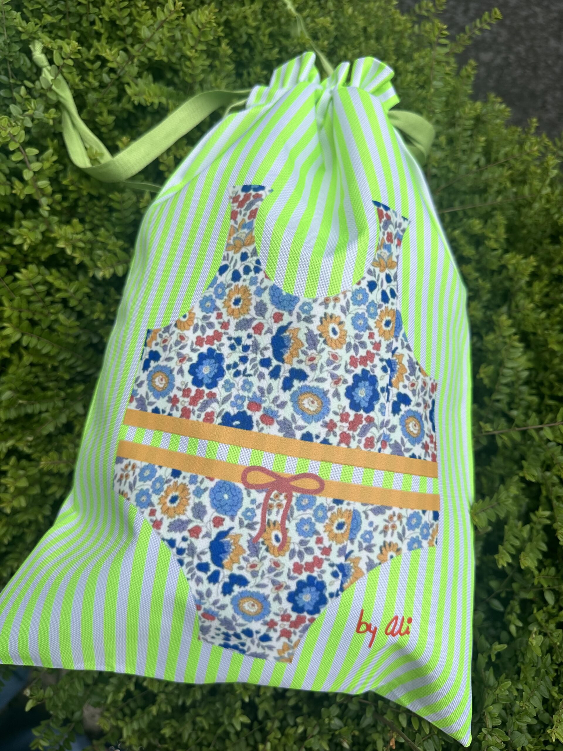 BOLSA VERDE BIKINI IMPERMEABLE scaled -Bisutería artesanal la Tienda de Ali Bolsa impermeable rayas - Imagen 6