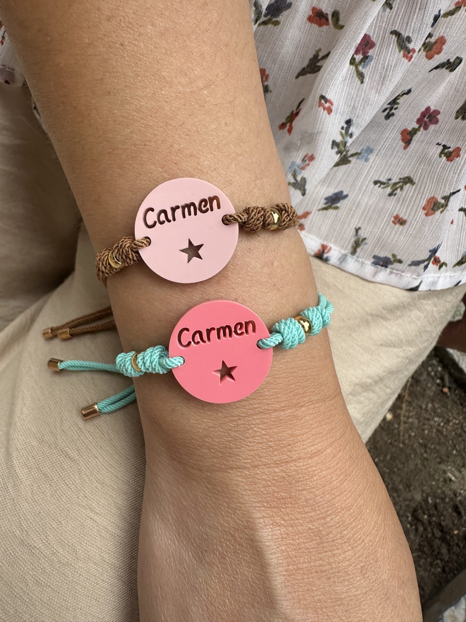 PULSERA NOMBRE CARMEN scaled -Bisutería artesanal la Tienda de Ali Pulsera chapa metacrilato Carmen