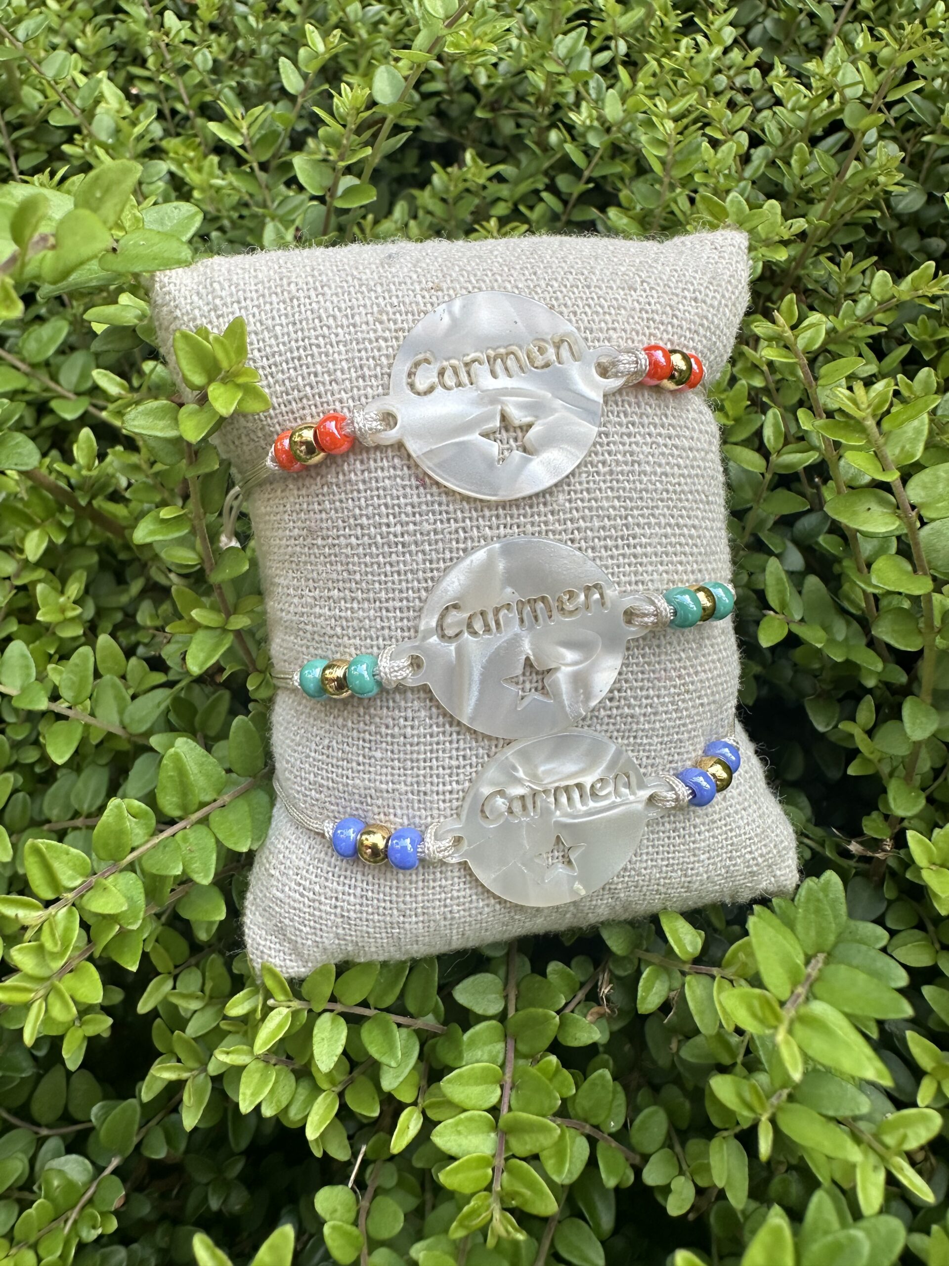 PULSERAS CHAPA NOMBRE ACETATO NACAR BLANCO 2 scaled -Bisutería artesanal la Tienda de Ali Pulsera chapa acetato nacar Carmen - Imagen 3