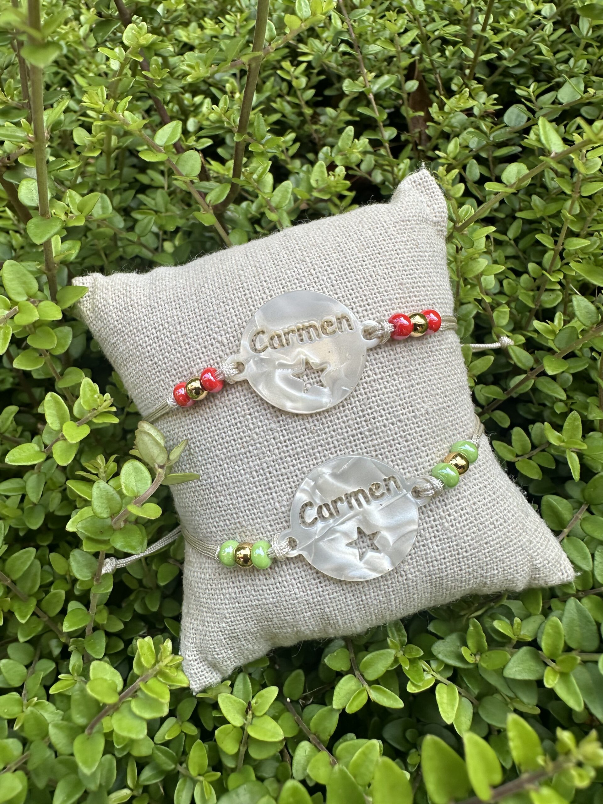 PULSERAS CHAPA NOMBRE ACETATO NACAR BLANCO 3 scaled -Bisutería artesanal la Tienda de Ali Pulsera chapa acetato nacar Carmen - Imagen 4