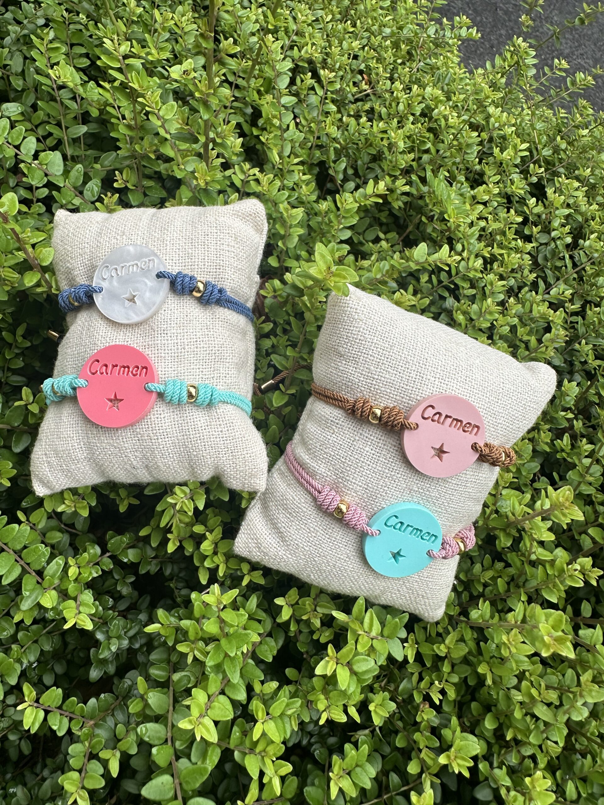 PULSERAS NOMBRE CARMEN scaled -Bisutería artesanal la Tienda de Ali Pulsera chapa metacrilato Carmen - Imagen 3