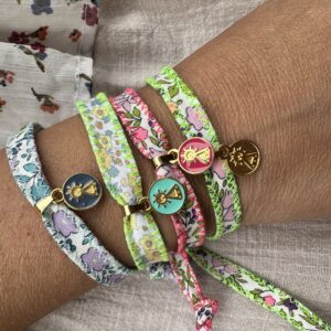 Pulsera Virgen de Covadonga cinta flores con pespunte